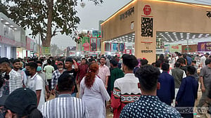 বইমেলায় একুশে ফেব্রুয়ারির ভিড়, সঙ্গে সাধুসঙ্গ