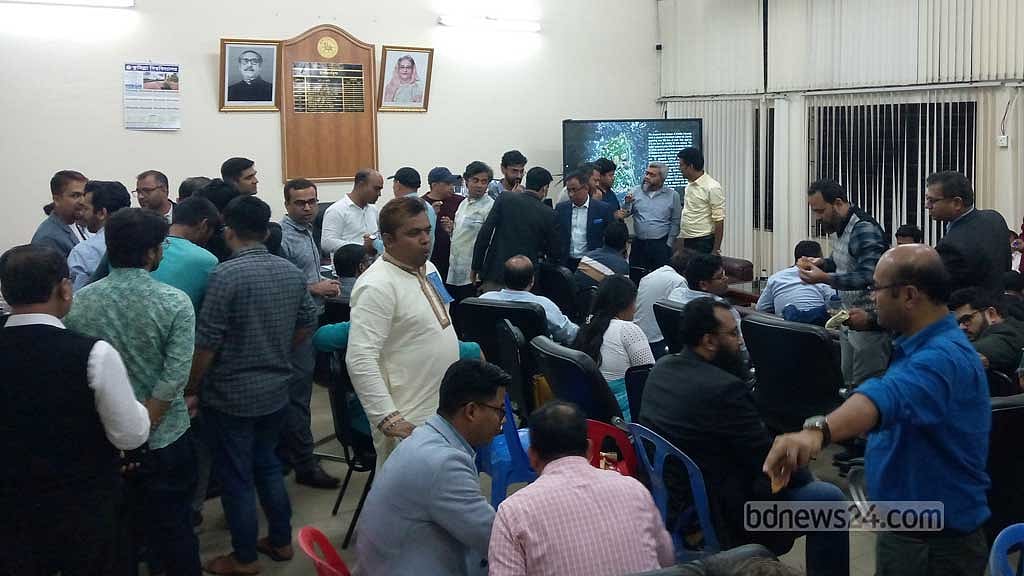 কুমিল্লা বিশ্ববিদ্যালয়: উপাচার্য দপ্তরে দুপক্ষে হট্টগোল, থানায় শিক্ষকরা