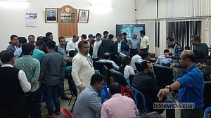 কুমিল্লা বিশ্ববিদ্যালয়: উপাচার্য দপ্তরে দুপক্ষে হট্টগোল, থানায় শিক্ষকরা