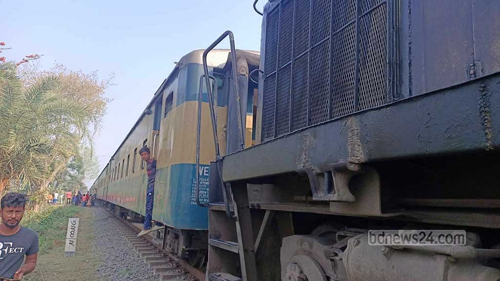 সাড়ে চার ঘণ্টা পর উত্তরের পথে ট্রেন চলাচল শুরু