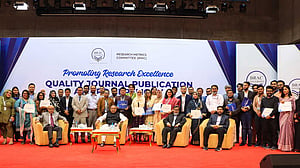 ৪৩ শিক্ষককে সম্মাননা দিল ব্র্যাক ইউনিভার্সিটি