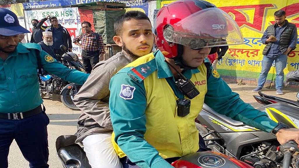 মেডিকেল ভর্তি: ৩০ জনকে ‘সঠিক কেন্দ্রে’ পৌঁছে দিল পুলিশ