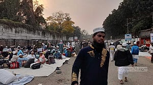 ইজতেমা ময়দানে ঠাঁই নেই, সড়কেই পড়ছে তাঁবু