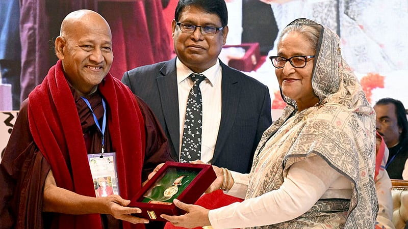 প্রধানমন্ত্রী শেখ হাসিনার হাত থেকে একুশে পদক নেন প্রফেসর ড. জিনবোধি ভিক্ষু। শিক্ষায় অবদানের জন্য এ পুরস্কার পান তিনি।