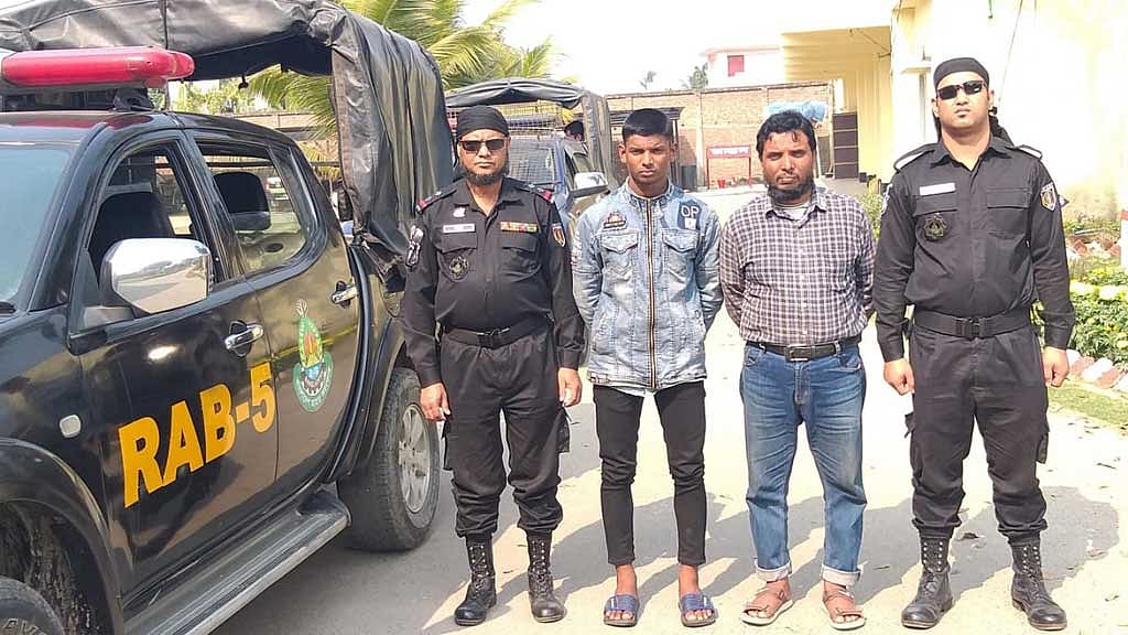নাটোরে স্কুলছাত্রীকে অপহরণের অভিযোগে বাবা-ছেলে গ্রেপ্তার