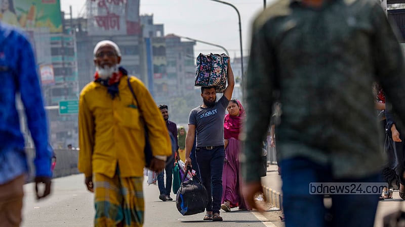 পোস্তগোলা সেতুতে সংস্কার কাজ চলায় যান চলাচল বন্ধ রাখা হয়েছে। সোমবার দুপুরে হেঁটে সেতু পার হওয়া এ ব্যক্তি এক হাত দিয়ে ধরে আছেন মাথার ব্যাগ, অন্য হাতেও ব্যাগ দেখা যায়।