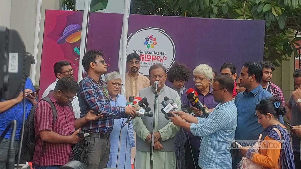 শিশুরা যেন স্মার্টফোনে আসক্ত না হয়: তথ্যমন্ত্রী