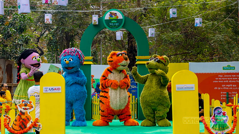 একুশে বইমেলায় শুক্রবার প্রথম শিশুপ্রহরে সিসিমপুরের চরিত্র হালুম, টুকটুকি, শিখু, ইকরিদের সঙ্গে আনন্দে মাতে ছোটরা।