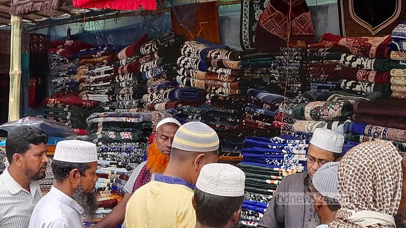 ময়দানের পাশে গড়ে উঠেছে জায়নামাজের দোকান।