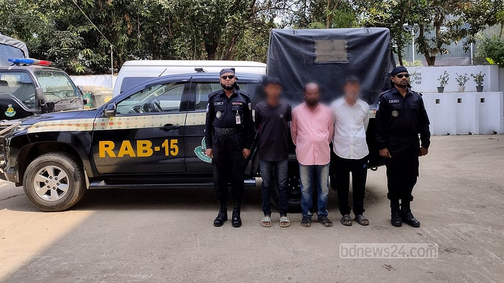 মিয়ানমারে ‘পাচারের জন্য’ মজুদ করা খাদ্যপণ্যসহ আটক ৩
