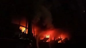বেইলি রোডে বহুতল ভবনে আগুন, উদ্ধার ৬৫