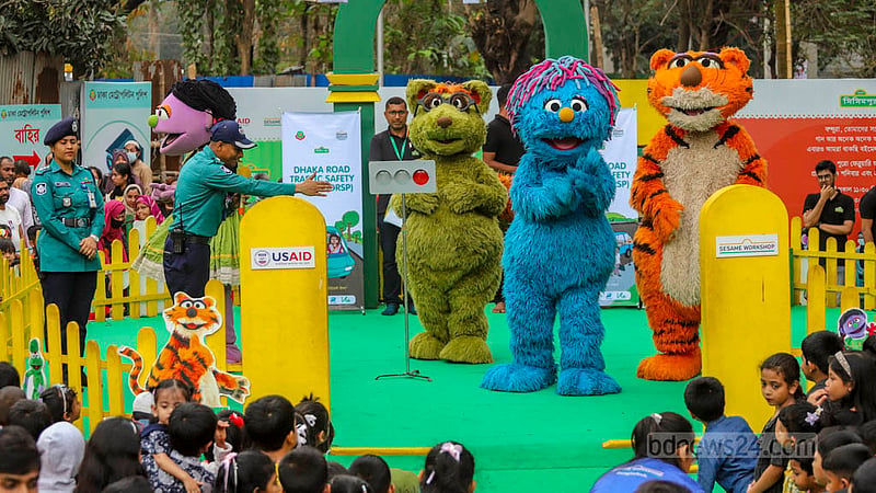 শিশুপ্রহরে সিসিমপুরের চরিত্র হালুম, টুকটুকি, শিখু, ইকরিদের সঙ্গে দুই পুলিশ সদস্য ট্রাফিক নিয়ম শেখান বাচ্চাদের।