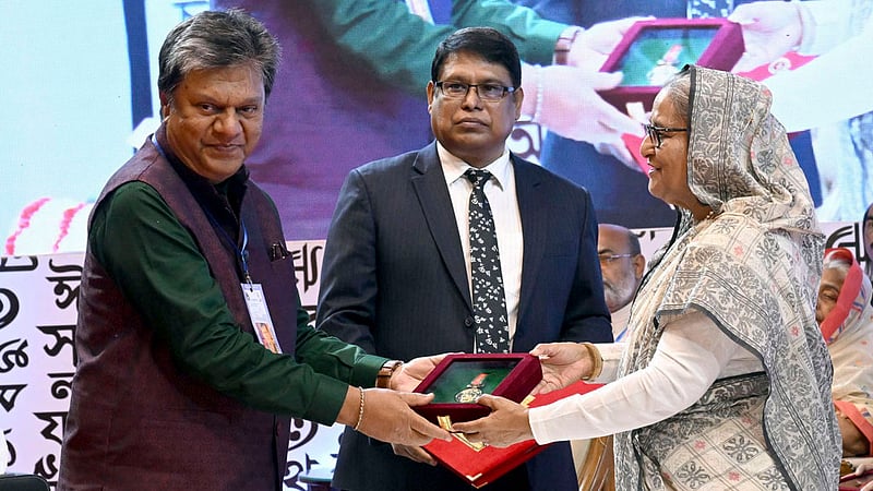 প্রধানমন্ত্রী শেখ হাসিনার হাত থেকে একুশে পদক নেন কাওসার চৌধুরী। মুক্তিযুদ্ধ বিষয়ক প্রামাণ্যচিত্র নির্মাণ ও আর্কাইভিংয়ে অবদানের জন্য তাকে এ পুরস্কার দেয়া হয়।&amp;nbsp;