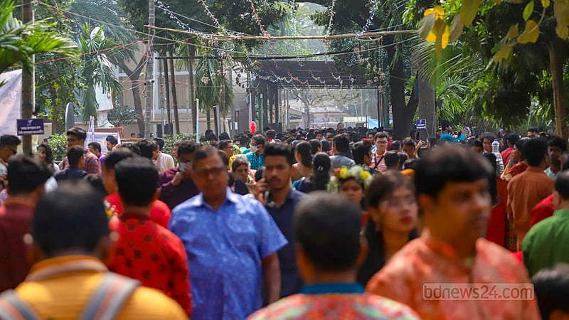 ঢাকা বিশ্ববিদ্যালয়ের জগন্নাথ হলে বুধবার সরস্বতী পূজায় ভিড়।