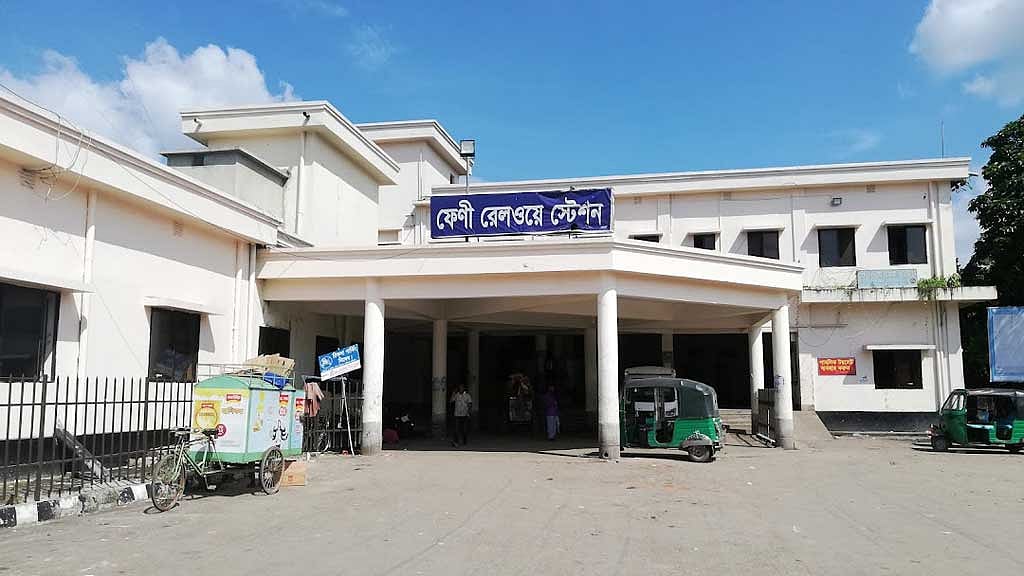 ক্রসিংয়ে ব্যারিয়ার এড়িয়ে পার হতে গিয়ে ট্রেনের ধাক্কায় নারী নিহত