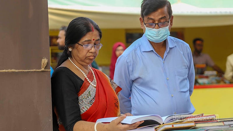 ভাষার মাসের শেষ দিন বৃহস্পতিবার বিকালে স্বজনদের নিয়ে একুশে বইমেলায় বই দেখছেন কেউ কেউ।