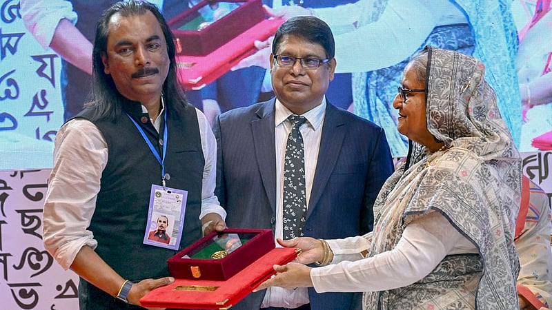 প্রধানমন্ত্রী শেখ হাসিনার হাত থেকে আবৃত্তিতে একুশে পদক নেন খান মো. মুস্তাফা ওয়ালীদ (শিমুল মুস্তাফা)