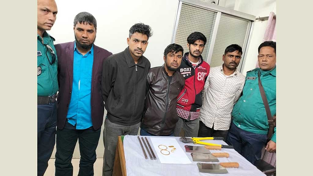 রামপুরায় ডাকাতি: স্বর্ণালংকার-টাকাসহ গ্রেপ্তার ৫
