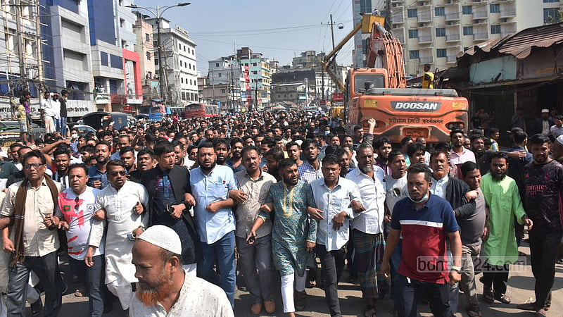 চট্টগ্রাম নগরীতে বৃহস্পতিবার ফুটপাতের দোকানপাট উচ্ছেদের সময় বিক্ষোভ দেখায় হকাররা।