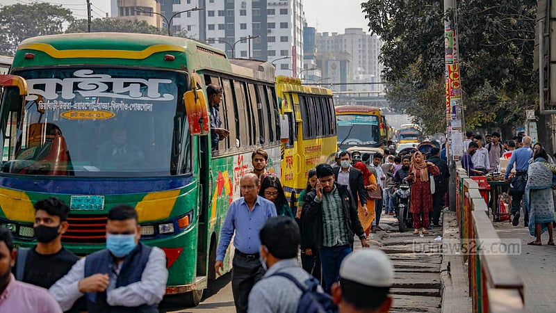 ঢাকার নতুন বাজার এলাকায় নির্ধারিত বাসস্টপেজ থাকলেও চালকরা নিজেদের ইচ্ছেমতো বাস থামান।