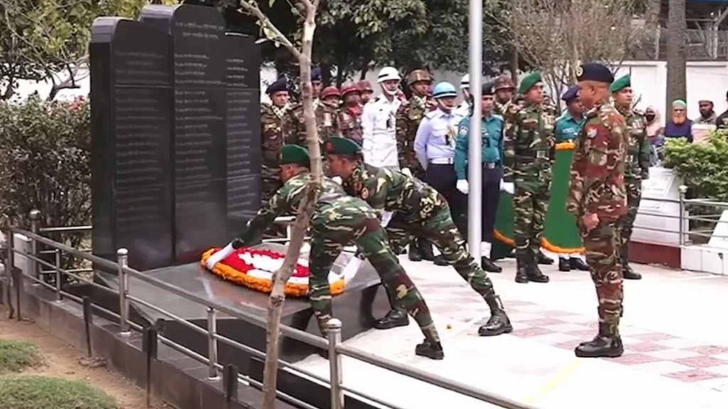 পিলখানায় নিহতদের কবরে রাষ্ট্রপতি-প্রধানমন্ত্রীর শ্রদ্ধা