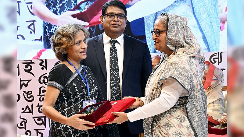 কণ্ঠশিল্পী এন্ড্রু কিশোরের পক্ষে প্রধানমন্ত্রী শেখ হাসিনার হাত থেকে একুশে পদক নেন তার স্ত্রী লিপিকা এন্ড্রু ঘোষ।