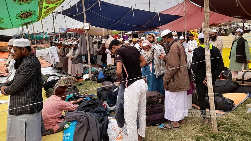 তাবলিগ জামাতের অনুসারীরা মাঠের ভেতরে ঢুকে নিজ নিজ জেলার খিত্তায় অবস্থান নিতে শুরু করেছেন।