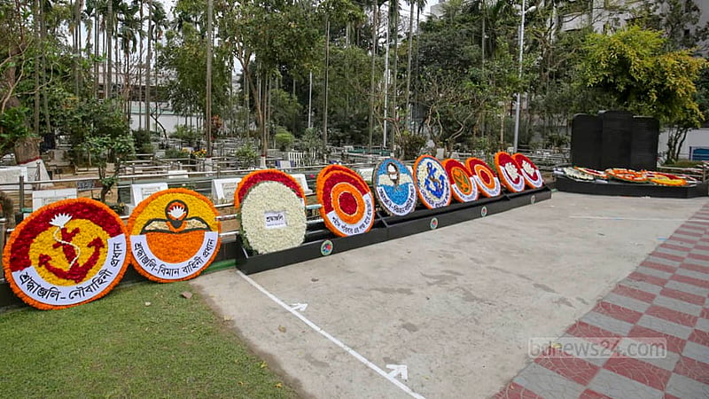 বনানীর সামরিক কবরস্থানে পিলখানা হত্যাকাণ্ডে নিহত সেনা কর্মকর্তাদের কবরে শ্রদ্ধার ফুল।