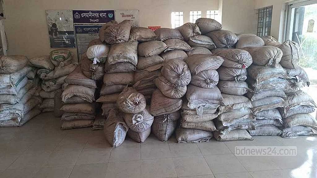 ট্রাকে বালুর নীচে থরে থরে সাজানো ১৫০ বস্তা ভারতীয় চিনি