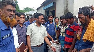 ফরিদপুরে বেশি দামে পেঁয়াজ বিক্রি, ৩ প্রতিষ্ঠানকে জরিমানা