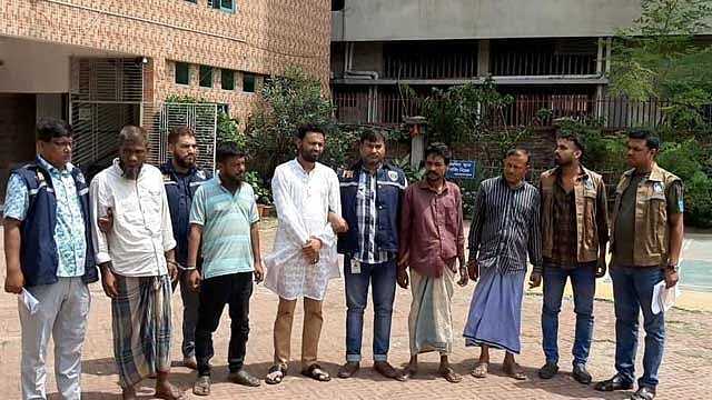 চুরি যাওয়া কাপড়সহ পিবিআইয়ের জালে ধরা ১০ জন