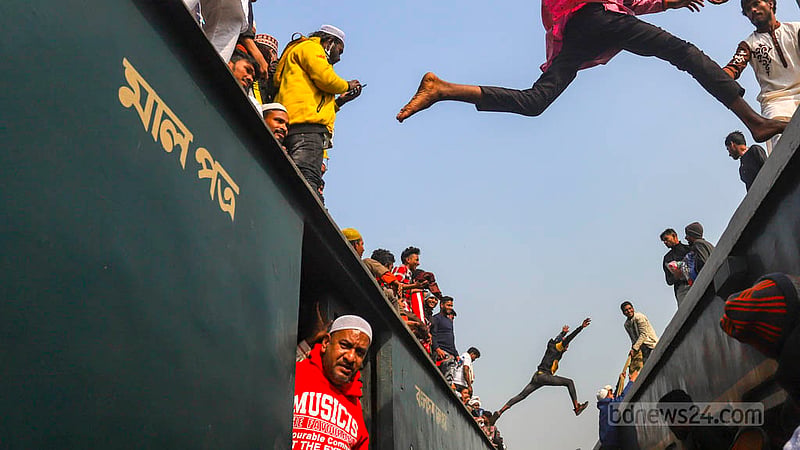 বিশ্ব ইজতেমার প্রথম পর্বের আখেরি মোনাজাত শেষ করে জীবনের ঝুঁকি নিয়ে এক ট্রেনের ছাদ থেকে অন্য ট্রেনে লাফিয়ে যাচ্ছে মানুষ। টঙ্গী রেল স্টেশনে দেখা রোববার সকালে এই দৃশ্য দেখা গেছে।