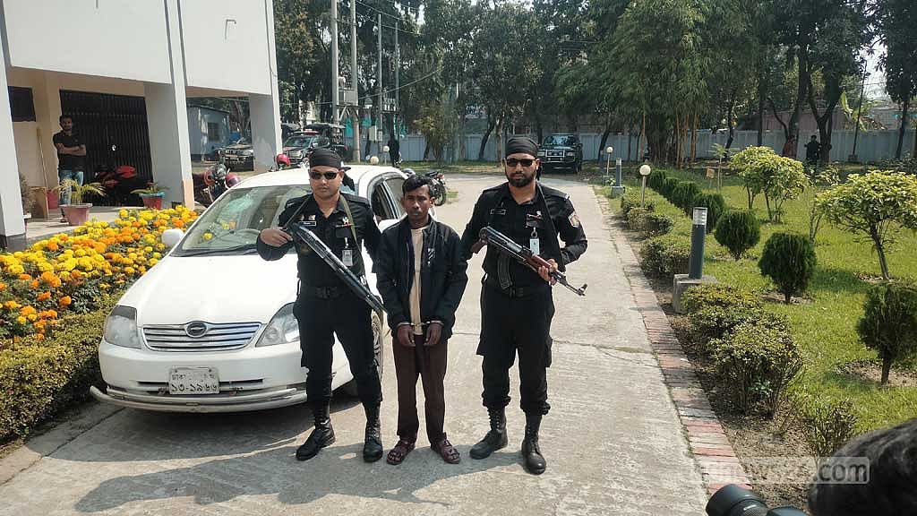 নওগাঁয় প্রাইভেটকারে মিলল ৭২ কেজি গাঁজা, গ্রেপ্তার এক