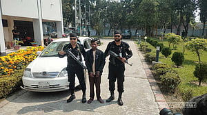 নওগাঁয় প্রাইভেটকারে মিলল ৭২ কেজি গাঁজা, গ্রেপ্তার এক