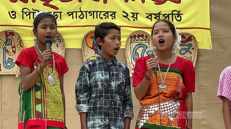 মেয়েদের পাশাপাশি ছেলেরাও মঞ্চে গান পরিবেশন করে।