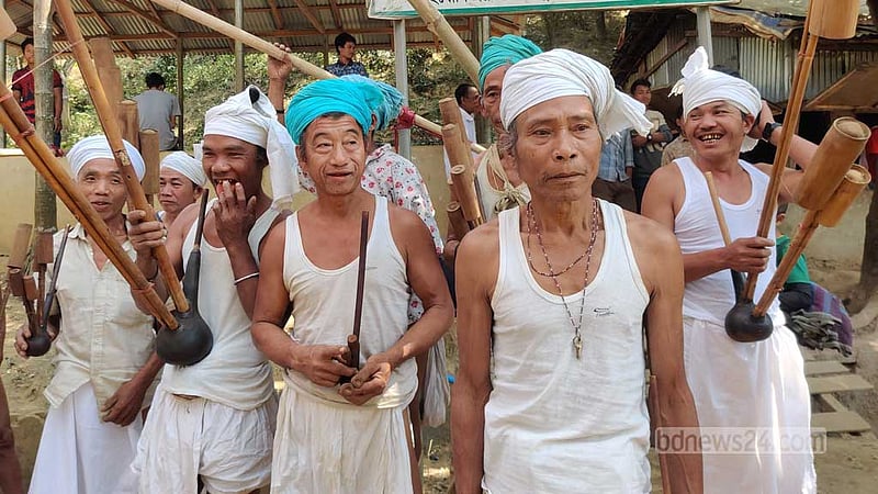 নিজস্ব বাদ্যযন্ত্র নিয়ে ম্রো পুরুষ।