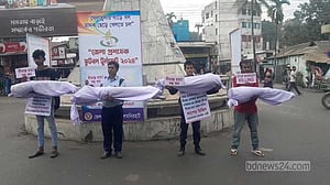 সীমান্তে হত্যা বন্ধে লালমনিরহাটে প্রতীকী লাশ নিয়ে অবস্থান