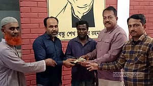 যাত্রীর ফেলে যাওয়া টাকা ও স্বর্ণালংকার ফিরিয়ে দিলেন রিকশাচালক