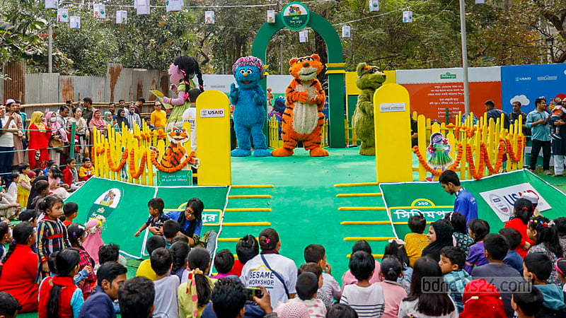 একুশে বইমেলায় শুক্রবার প্রথম শিশুপ্রহরে সিসিমপুরের চরিত্র হালুম, টুকটুকি, শিখু, ইকরিদের সঙ্গে আনন্দে মাতে ছোটরা।