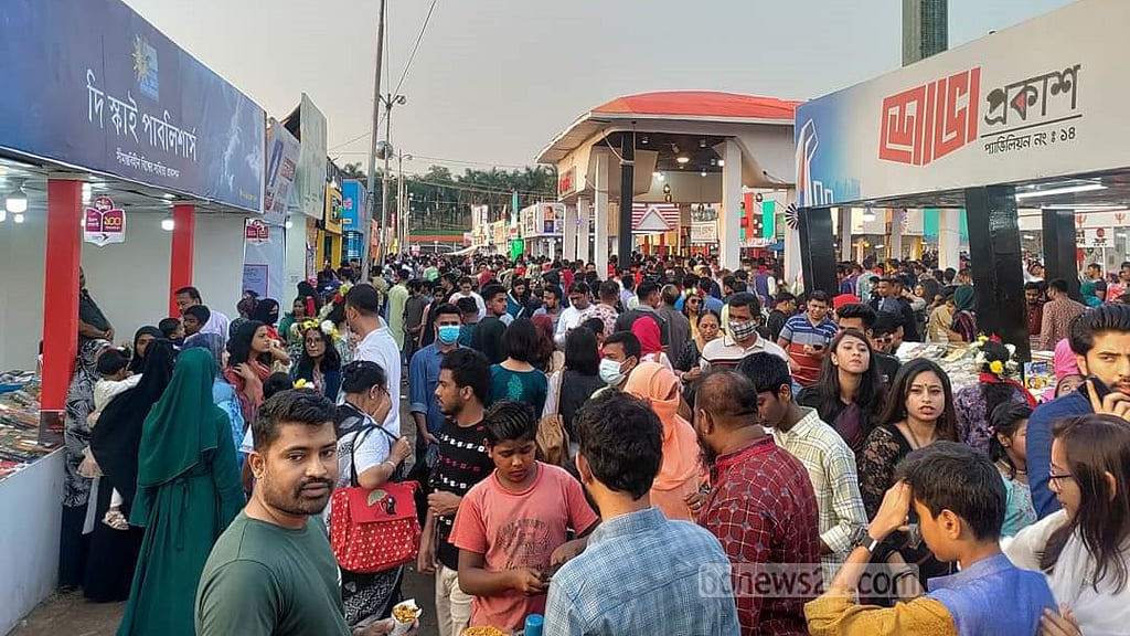 আড্ডা-বইয়ে মুখর ছুটির দিনের মেলা