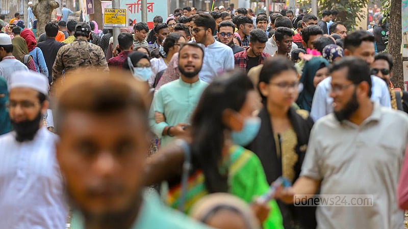 অমর একুশে বইমেলায় দুপুরের পর থেকেই বাড়তে শুরু করে দর্শনার্থীদের ভিড়।