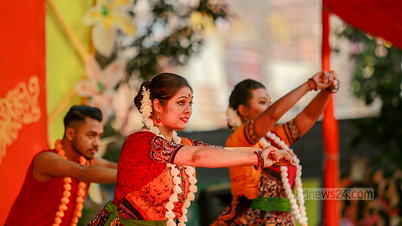 ঢাকা বিশ্ববিদ্যালয়ের চারুকলার বকুলতলায় বুধবার সকালে বসন্ত উৎসবে শিল্পীদের নৃত্য পরিবেশনা।