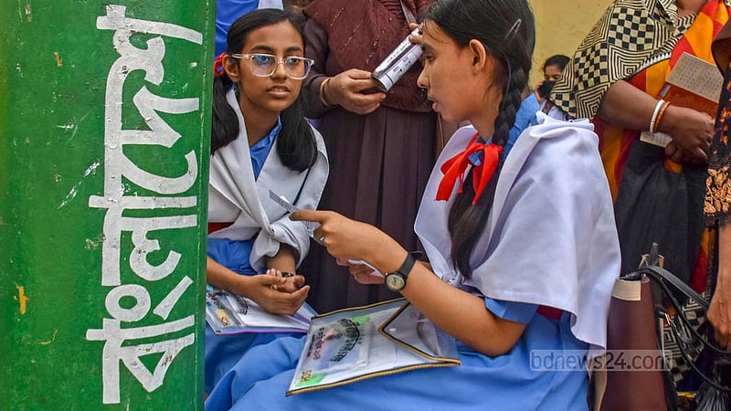 এসএসসি পরীক্ষার প্রথম দিন বৃহস্পতিবার চট্টগ্রামের ডা. খাস্তগীর সরকারি বালিকা উচ্চ বিদ্যালয়ে পরীক্ষা দিয়ে বেরিয়ে প্রশ্নপত্র নিয়ে আলোচনায় দুই শিক্ষার্থী।