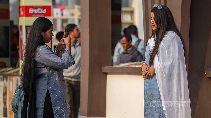 একুশে বইমেলায় কেনার চেয়ে ছবি তোলায় আগ্রহ বেশি বেশির ভাগ দর্শনার্থীর।