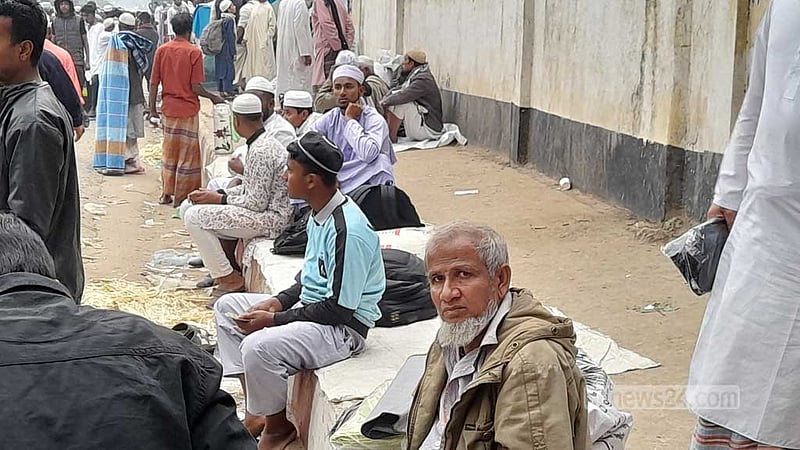 জায়গা না পেয়ে ফুটপাতে অবস্থান নিয়েছে কেউ কেউ।