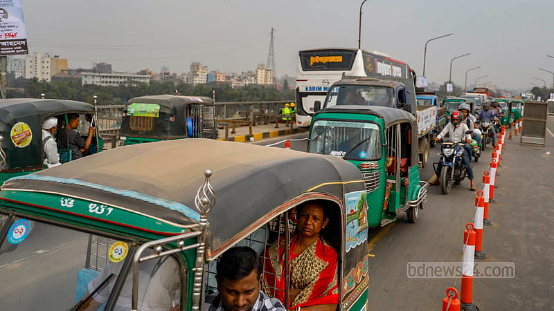 পোস্তগোলা সেতুতে বৃহস্পতিবার শুরু হওয়া সংস্কারকাজ চলবে ৮ মার্চ পর্যন্ত। এর মধ্যে ২৪, ২৬ ফেব্রুয়ারি এবং মার্চের ১, ৪ ও ৮ তারিখ সব ধরনের যানবাহন চলাচল বন্ধ থাকবে সেতু দিয়ে।