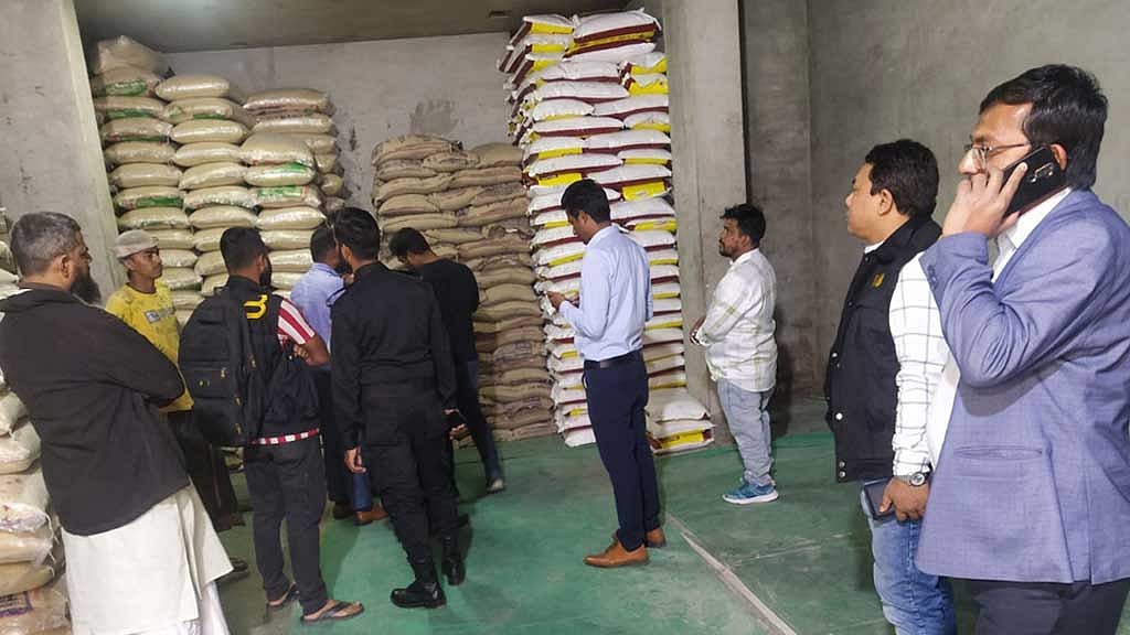 কামরাঙ্গীরচরে চাল মজুদে তিন বিক্রেতাকে ৩ লাখ টাকা জরিমানা
