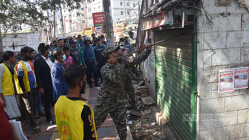 চট্টগ্রাম রেল স্টেশন এলাকায় বৃহস্পতিবার সকালে অবৈধ স্থাপনা উচ্ছেদে সিটি করপোরেশনের কর্মীরা।