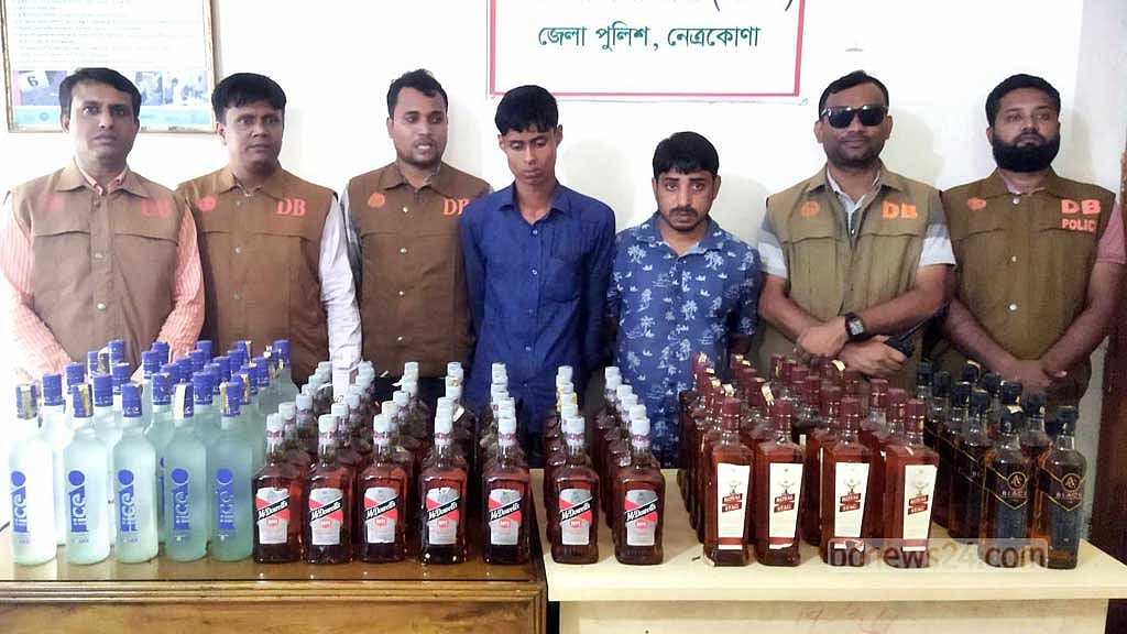 নেত্রকোণায় শতাধিক ভারতীয় মদের বোতলসহ দুজন গ্রেপ্তার