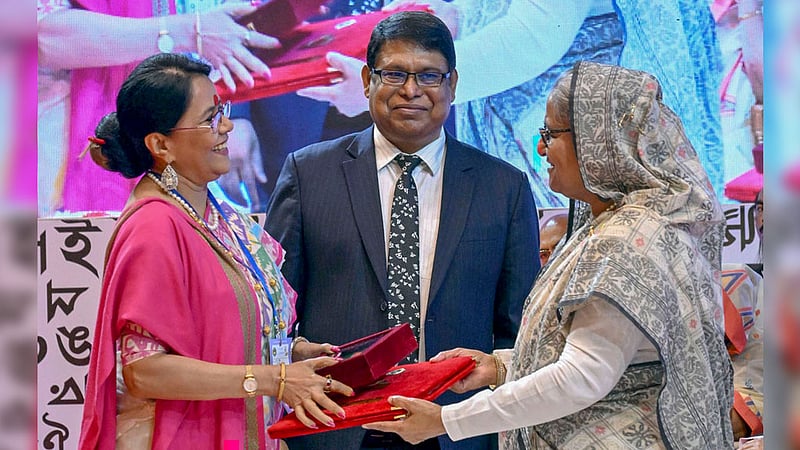প্রধানমন্ত্রী শেখ হাসিনার হাত থেকে আবৃত্তিতে একুশে পদক নেন রূপা চক্রবর্তী।